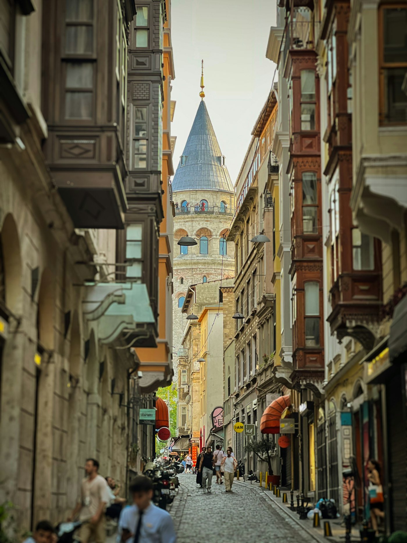 Galata Kulesi yönünde uzanan İstanbul sokağı